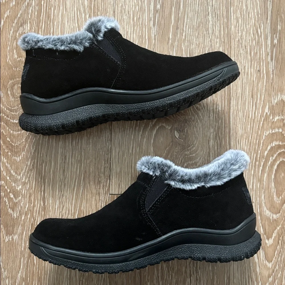 NWOT Minnetonka black suede plush faux fur lined boots/booties, 7